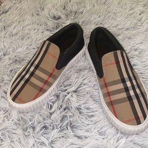 Burberry Shoes size 30